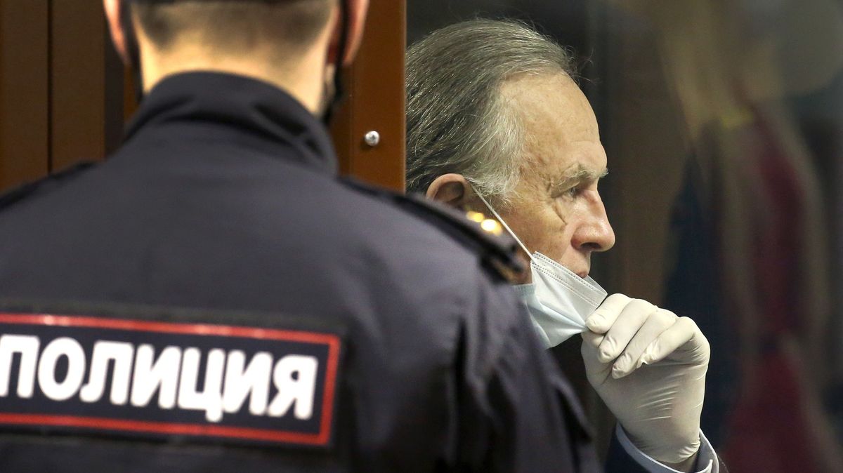Ruský historik dostal 12,5 roku za vraždu studentky. Její ruce měl v batohu